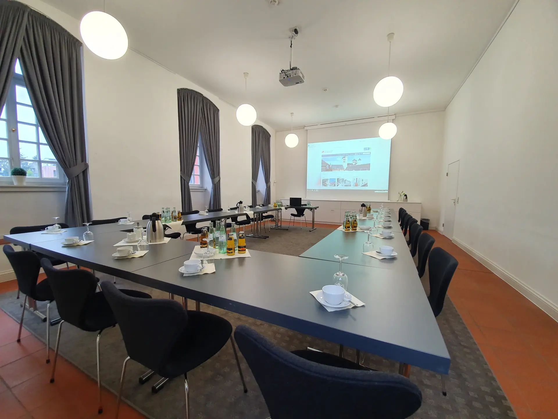 Foto von Konferenztischen im Richezasaal