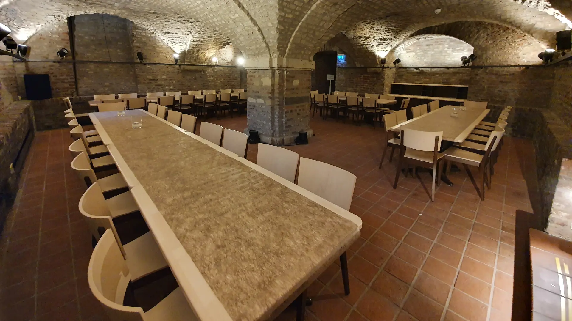 Foto von länglichen Tischen im Gewölbekeller