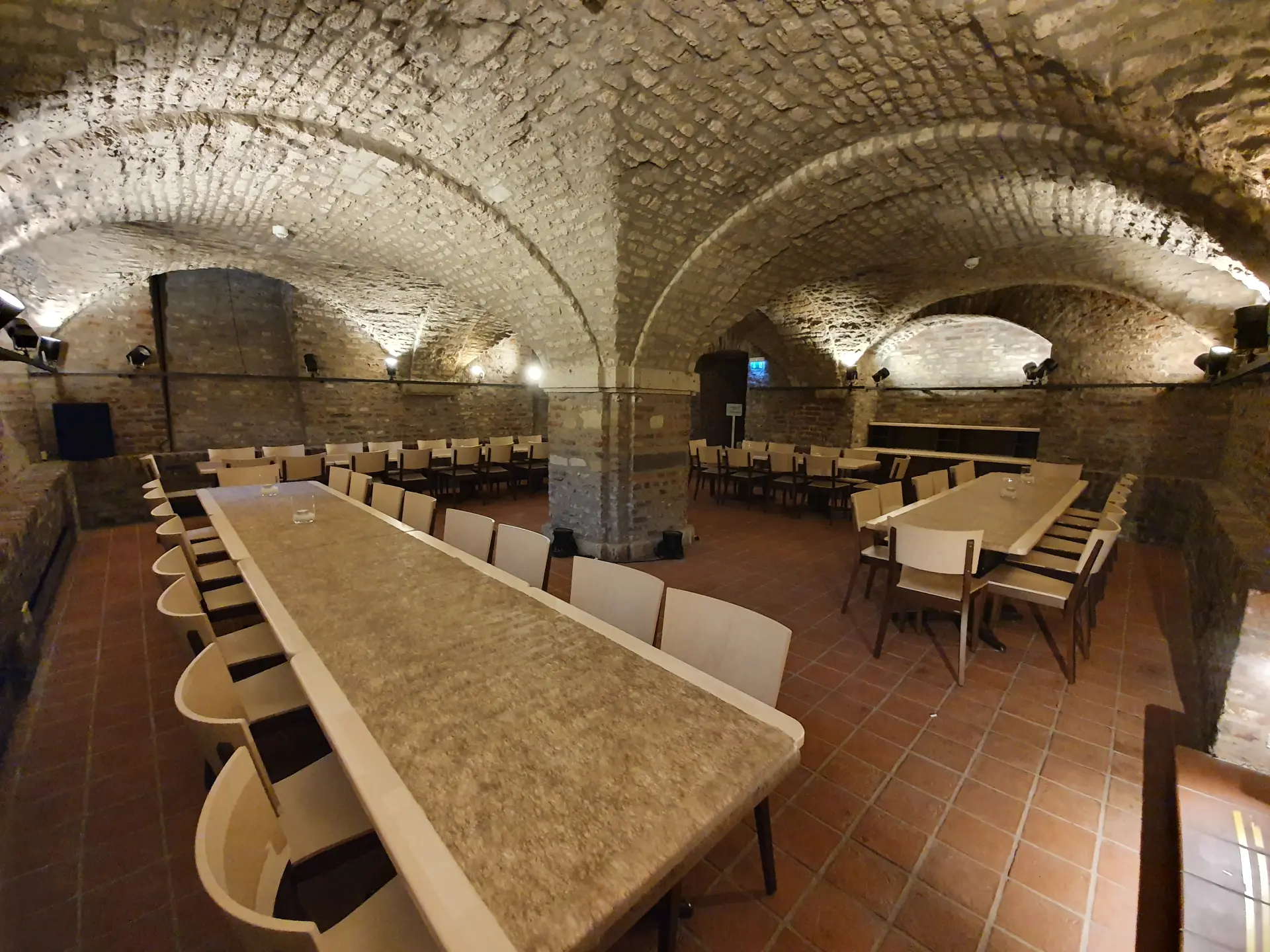 Foto von länglichen Tischen im Gewölbekeller
