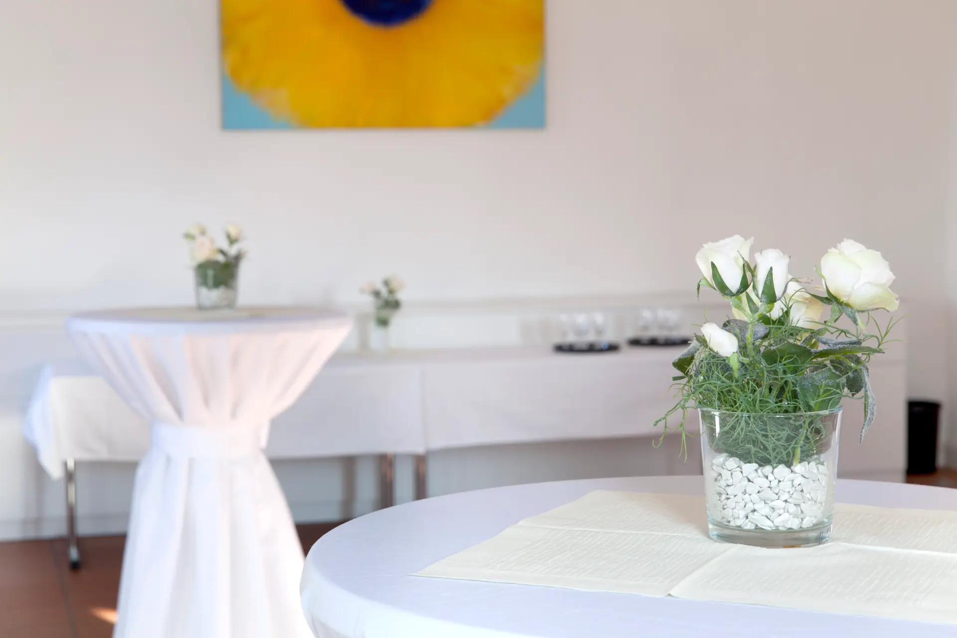 Foto von geschmückten Stehtischen mit Blumen