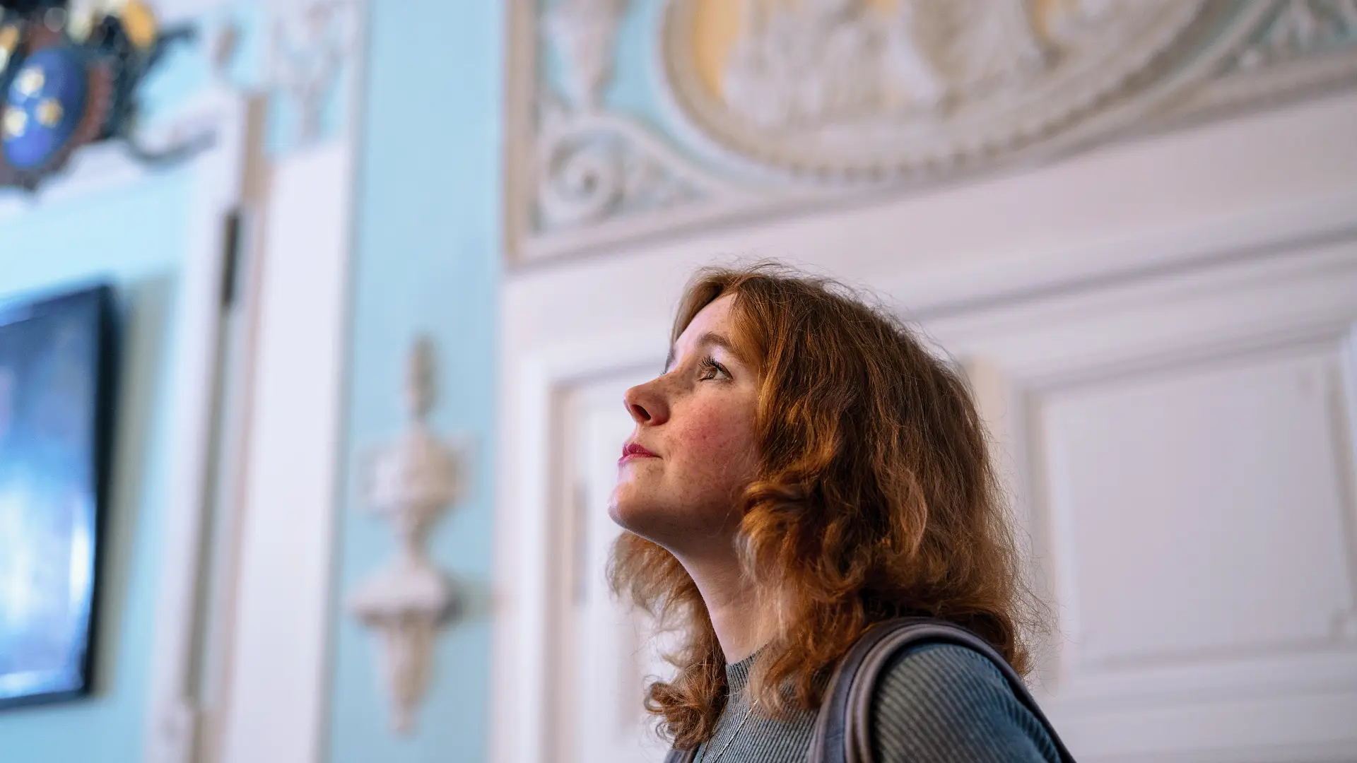 Foto von einer Frau, die im Äbtesaal nach oben schaut