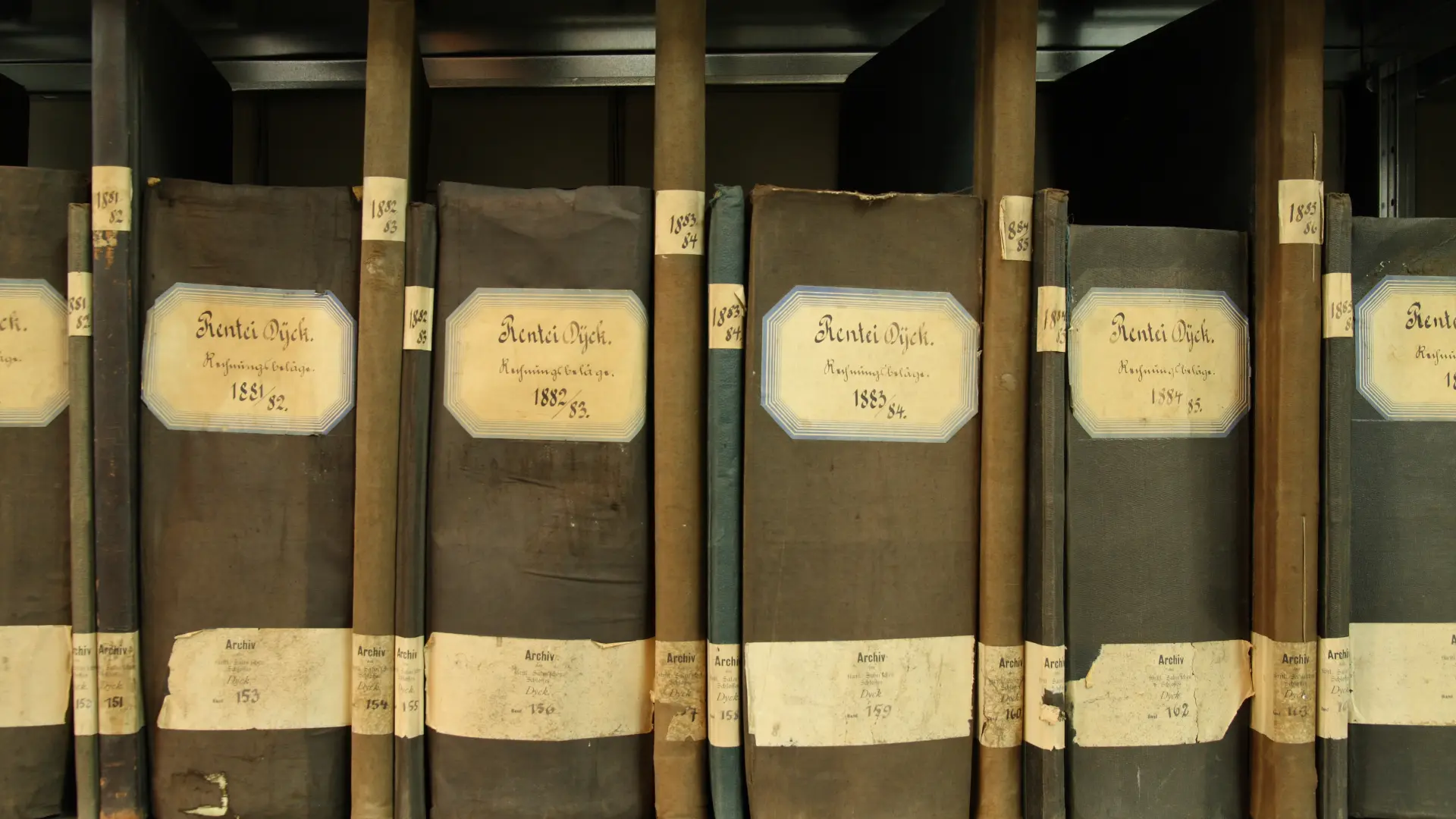 Foto von in einem Regal nebeneinander stehenden alten Büchern