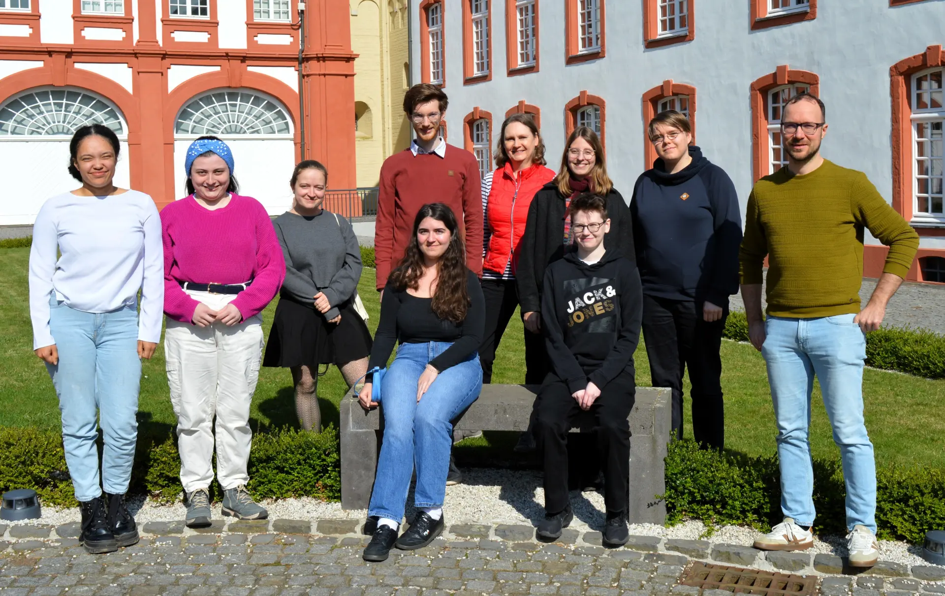 Gruppenbild der FaMI-Oberstufe im Innenhof der Abtei Brauweiler