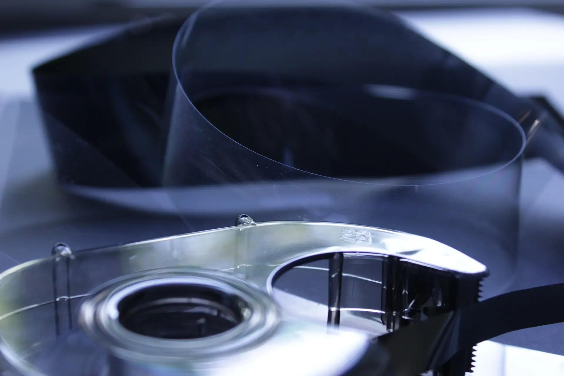 Foto von leerer Mikrofilmrolle mit Silberklebeband