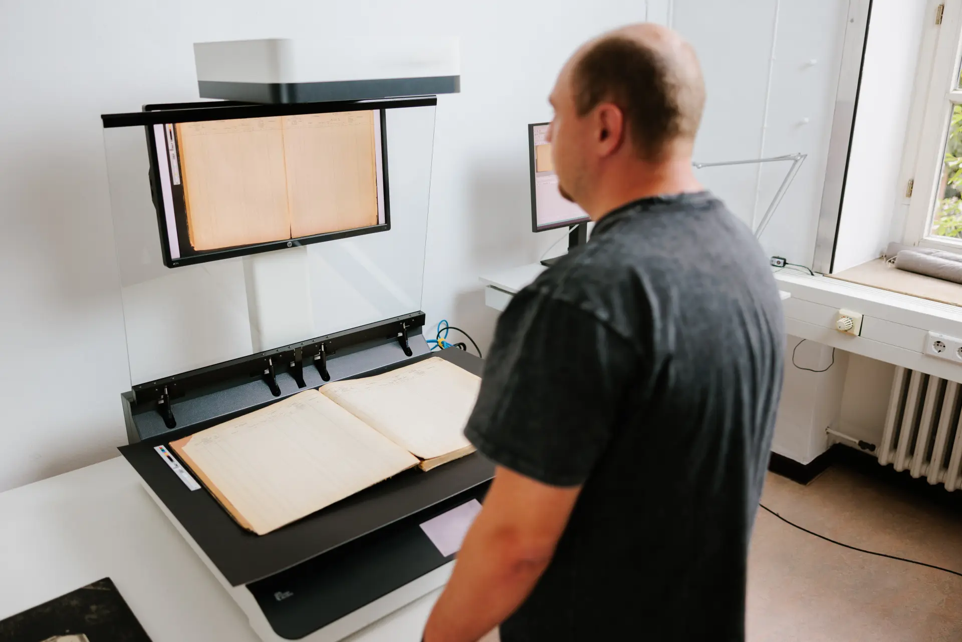 Arbeiten am Buchtischscanner