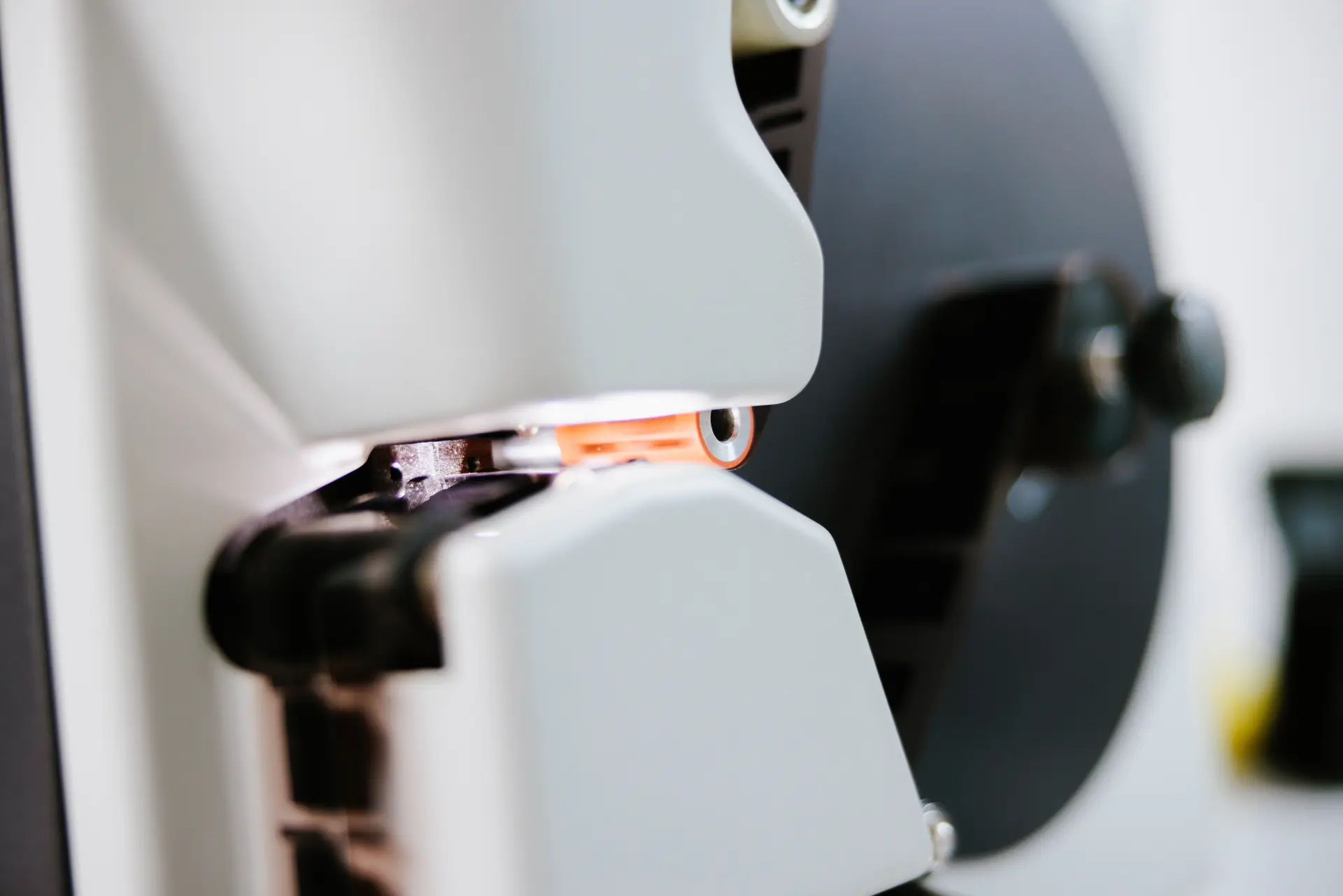 Nahaufnahme von der Optik- und Lichteinheit am Mikrofilmscanner