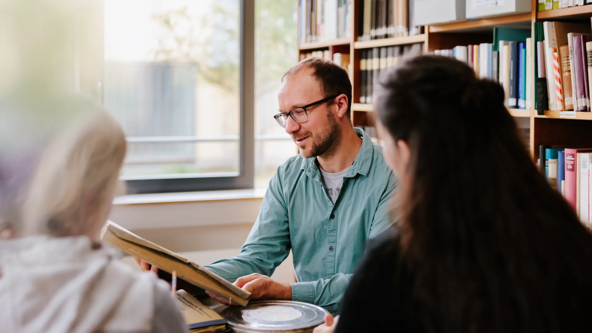 Foto von Personengruppe an einem Tisch bei einer Beratungssituation