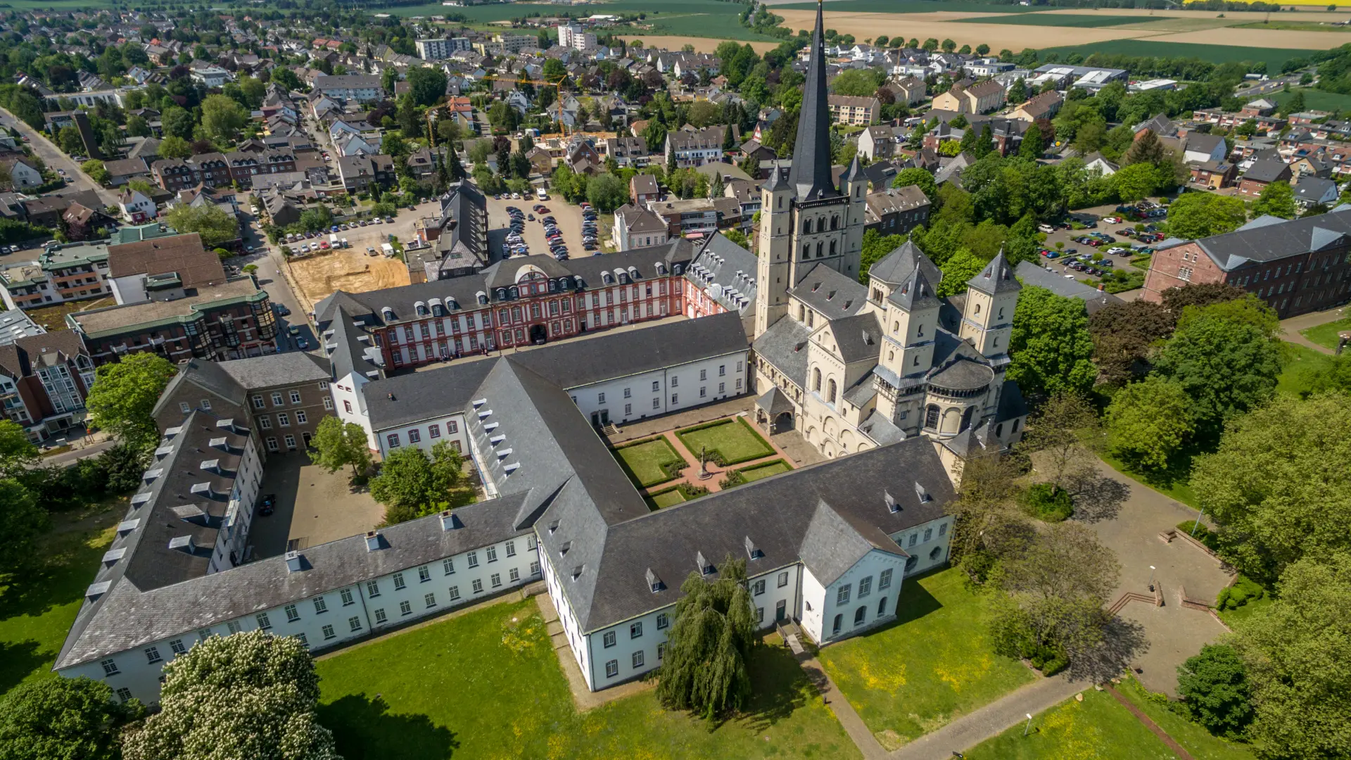Foto einer Luftaufnahme des Geländes der Abtei Brauweiler mit Hauptgebäuden, Kirche und Bürohaus