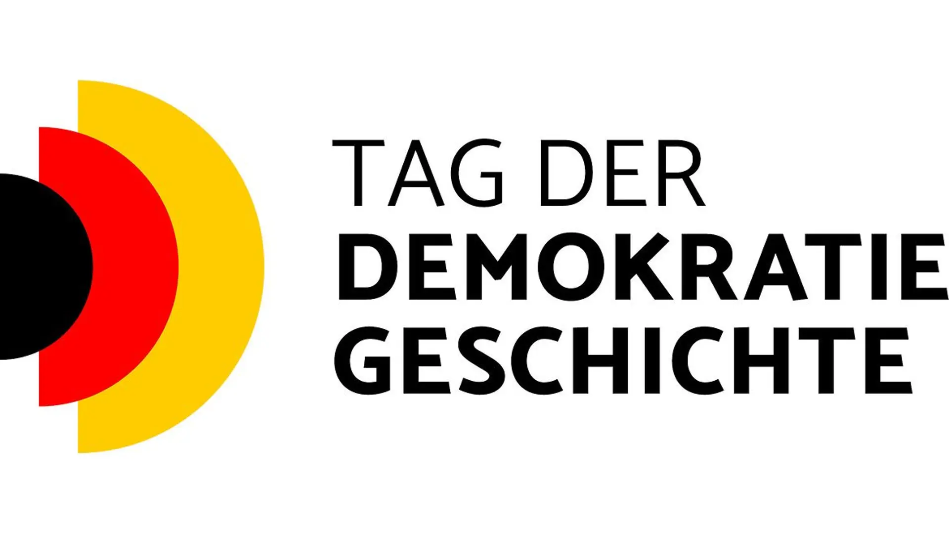 Grafik mit drei farbigen Halbkreisen in der Reihenfolge Schwarz-Rot-Gold, daneben der Schriftzug Tag der Demokratiegeschichte