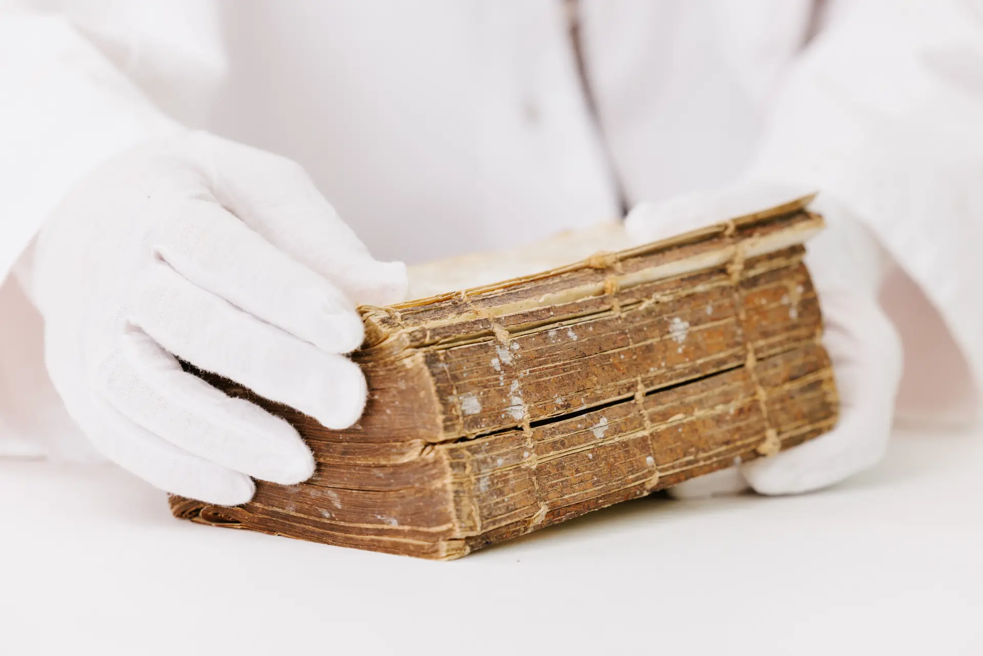 Foto eines Buches mit fehlendem Einband