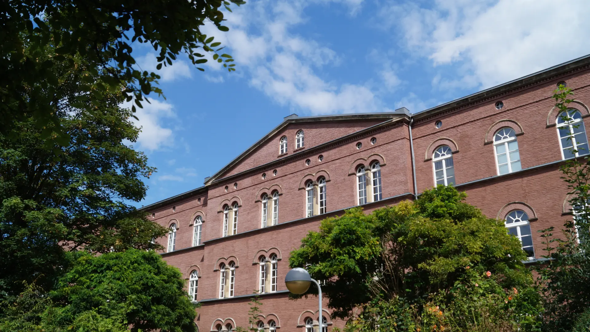 Foto mit Frontalansicht der Prälatur