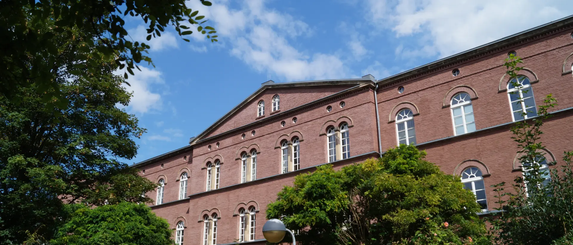 Foto mit Frontalansicht der Prälatur