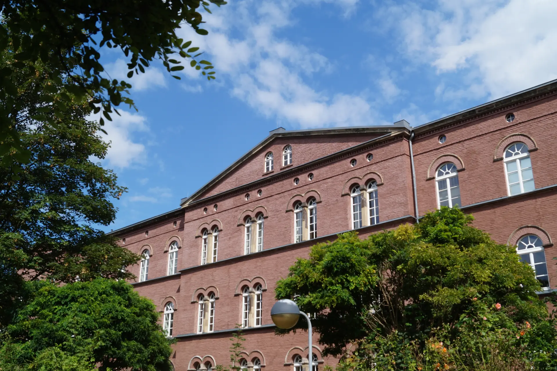 Foto mit Frontalansicht des Bürohauses