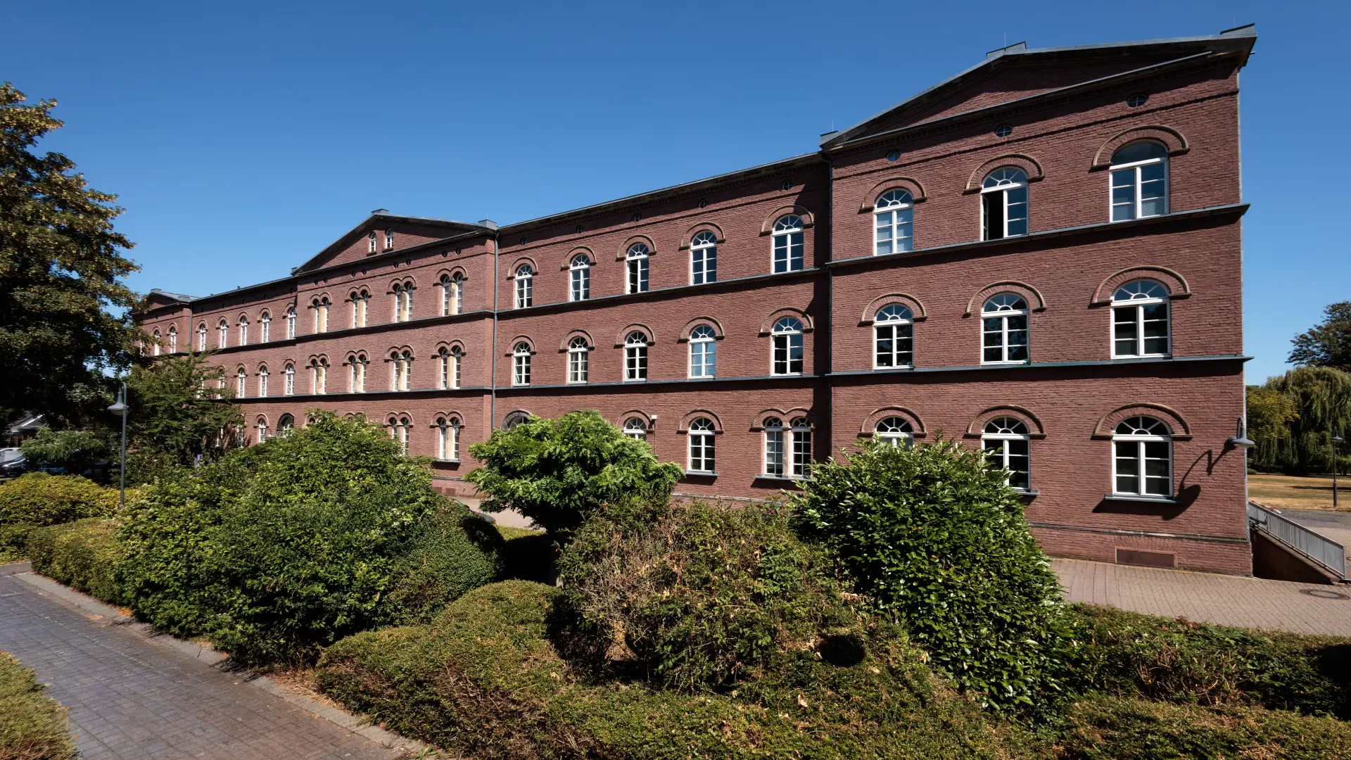 Foto von Backsteingebäude mit weißen Fenstern