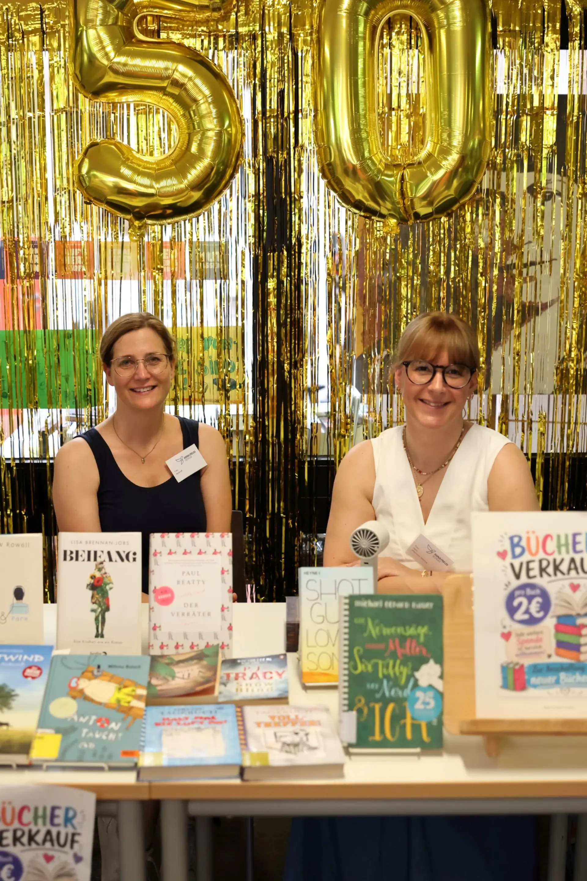 Zwei Frauen verkaufen Bücher aus der Bibliothek