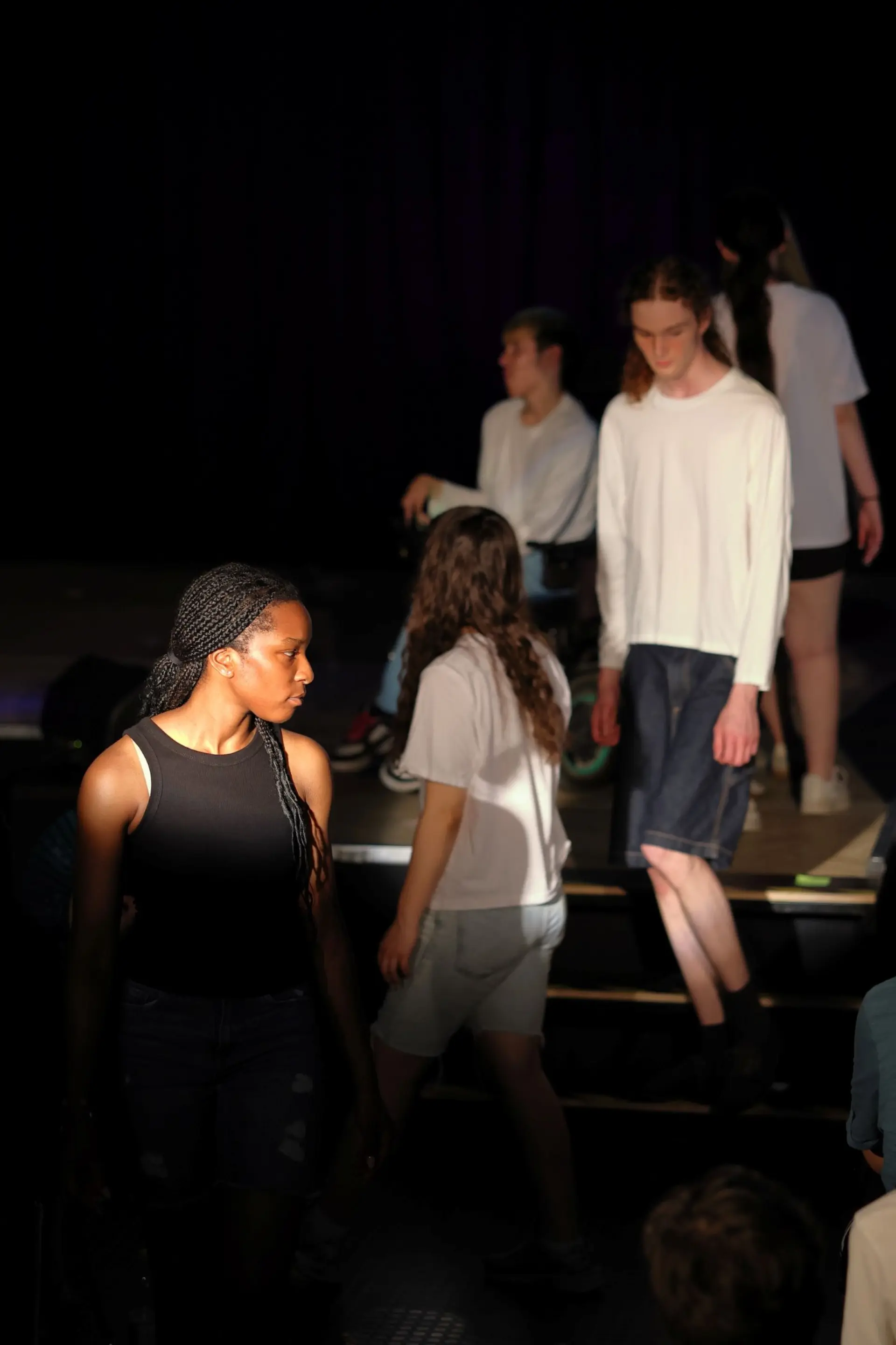 Schülerinnen bei einer Tanzperformance