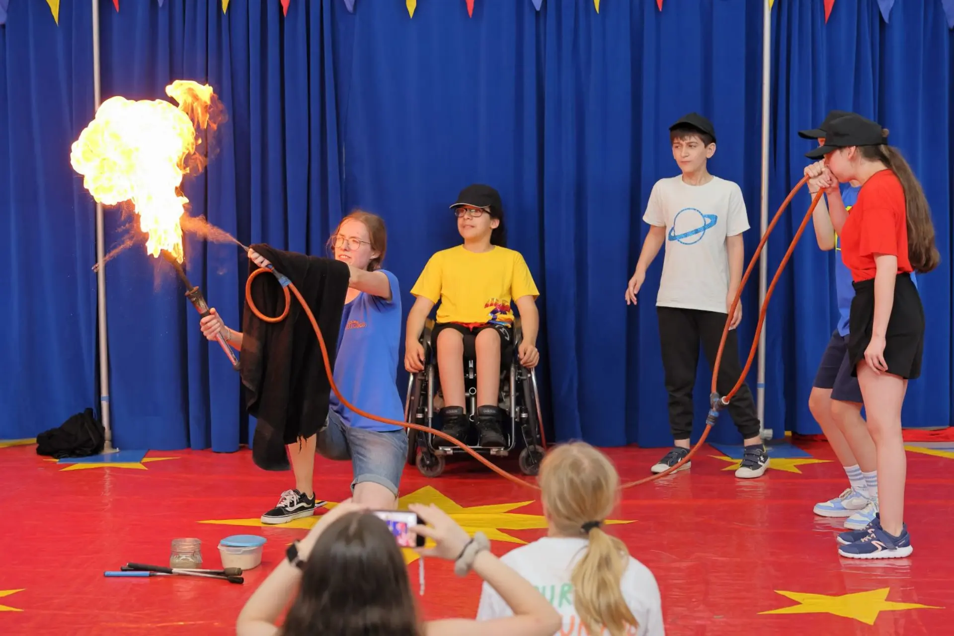 Schüler*innen bei Zirkusaufführung mit Feuershow