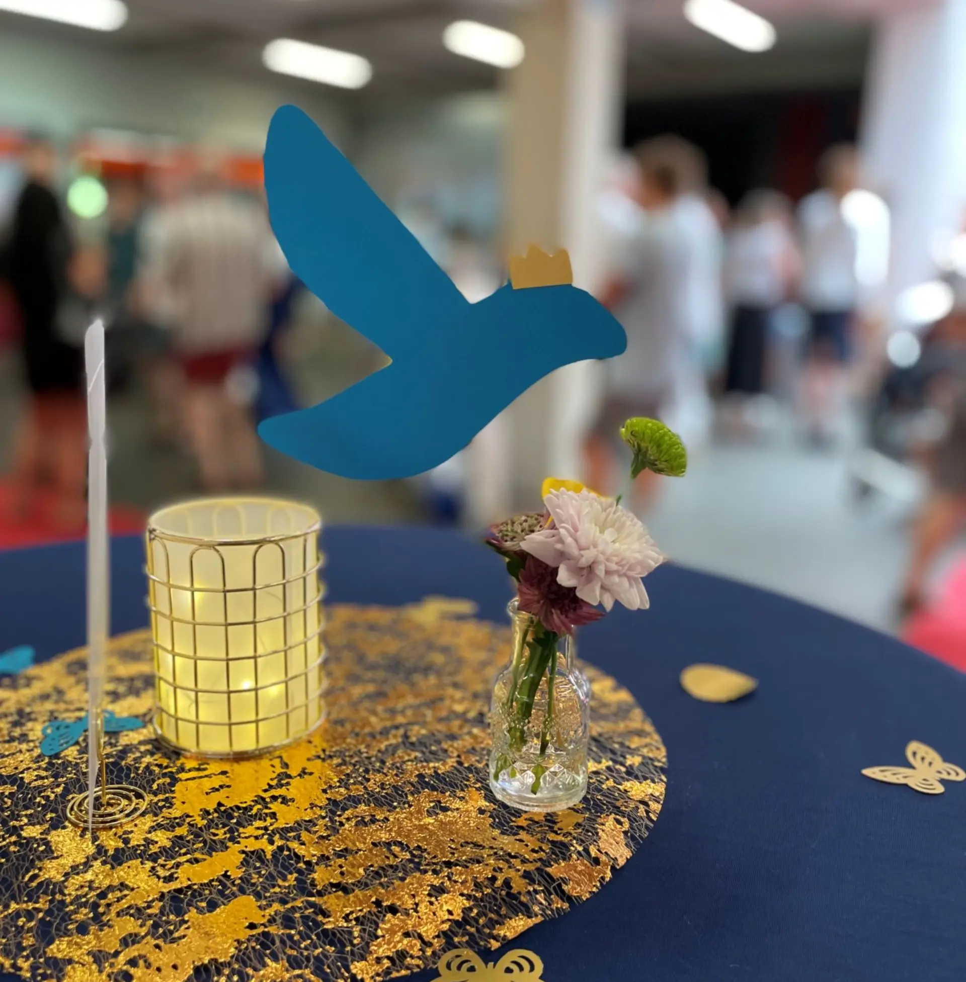 Tisch mit Blumen und gebastelter Friedenstaube
