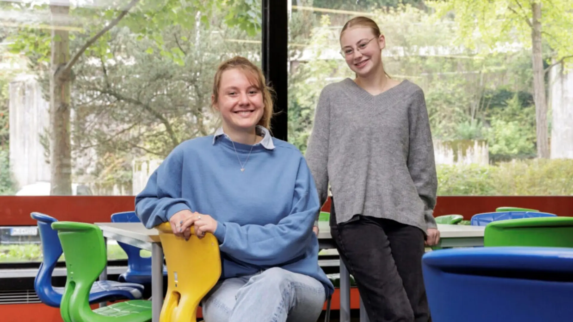 Zwei Freiwillige im Klassenzimmer