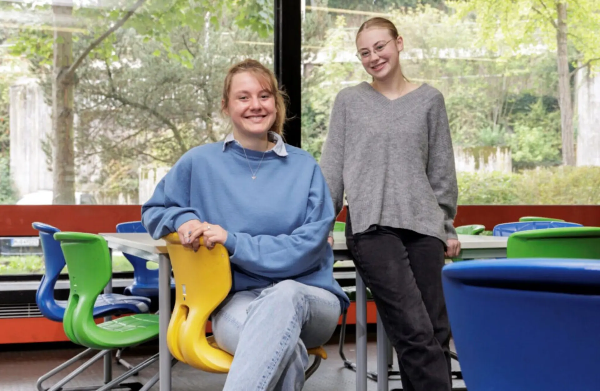 Zwei Freiwillige im Klassenzimmer