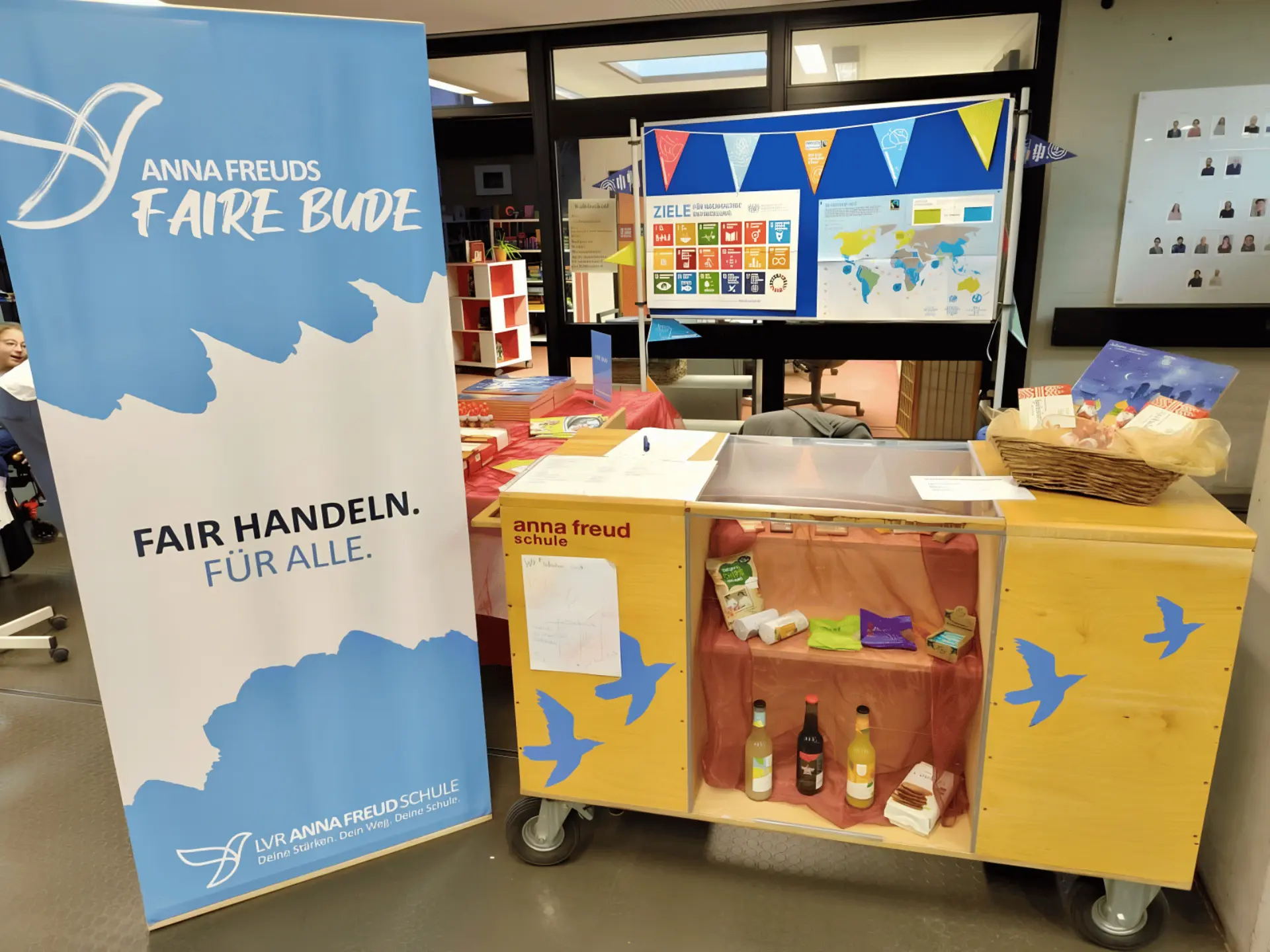 Faire Bude: Stand des Schulkiosks mit Aufsteller und Verkaufsartikeln