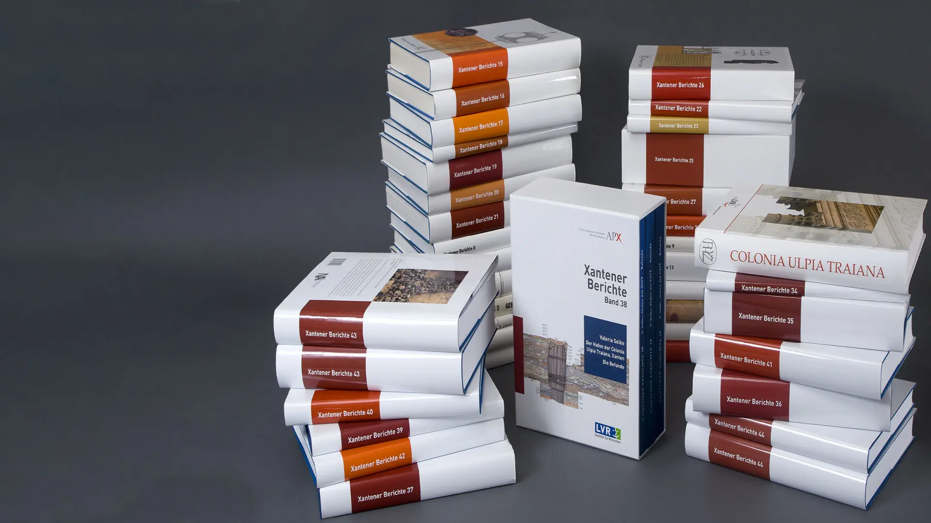 Ein Stapel Bücher: die Publikationen des LVR-APX "Xantener Berichte"