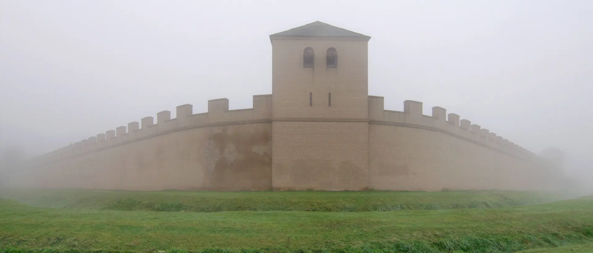 Stadtmauer und Eckturm des LVR-APX im Nebel