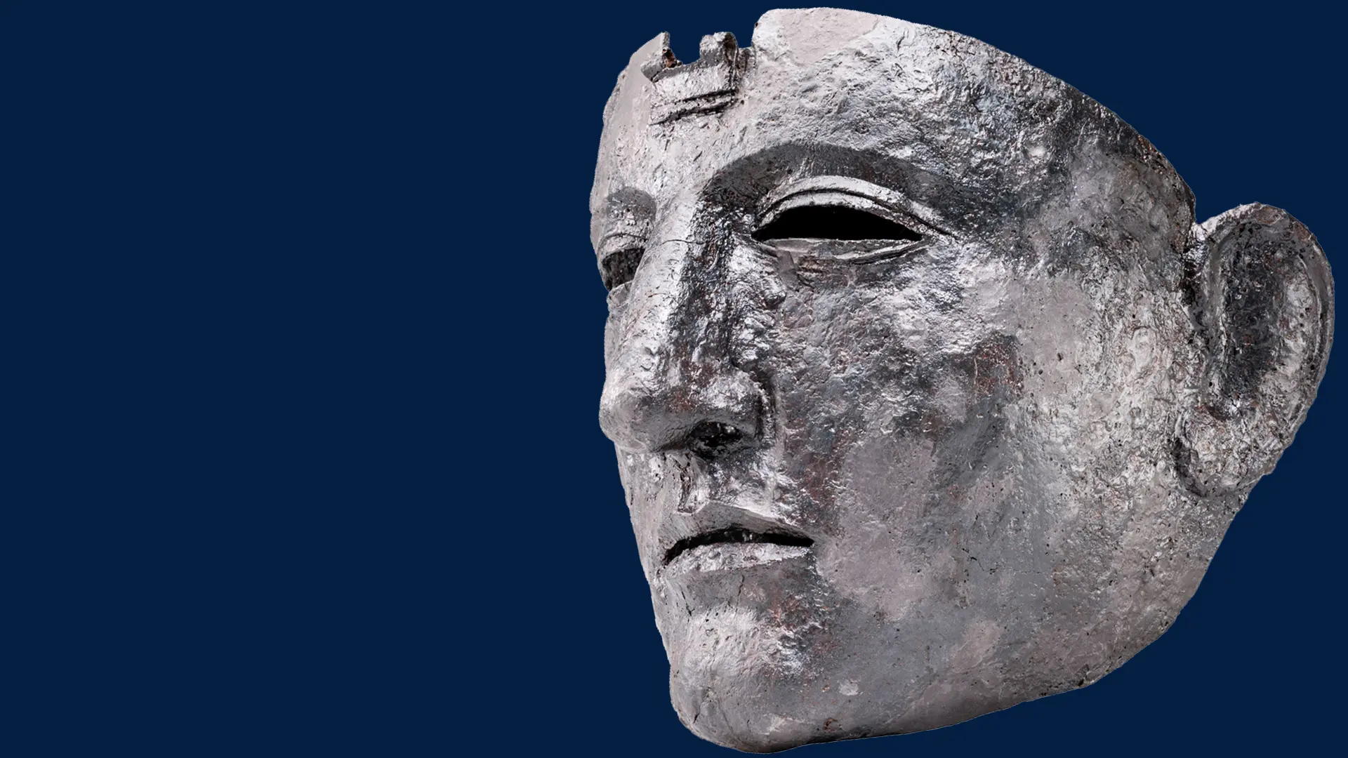 Freigestellte römische Reitermaske aus Eisen, Visual der AiR-Ausstellung 2026