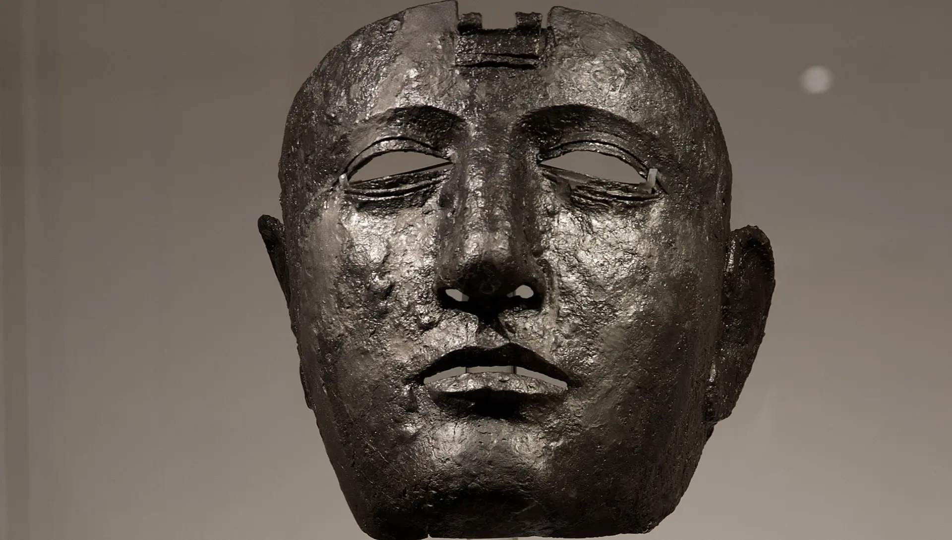 Archäologie im Rheinland 2026 - Reitermaske aus Eisen