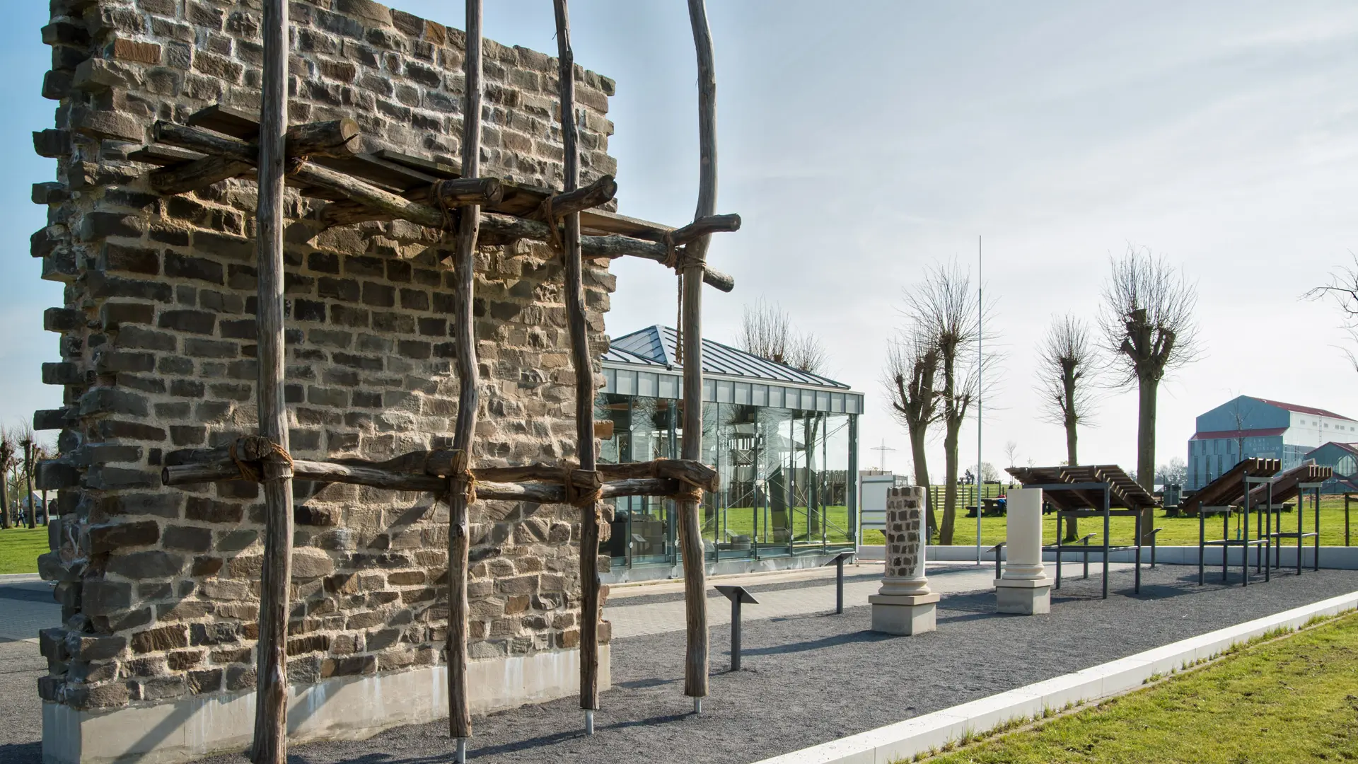 Der Limespavillon, im Hintergrund das Römermuseum