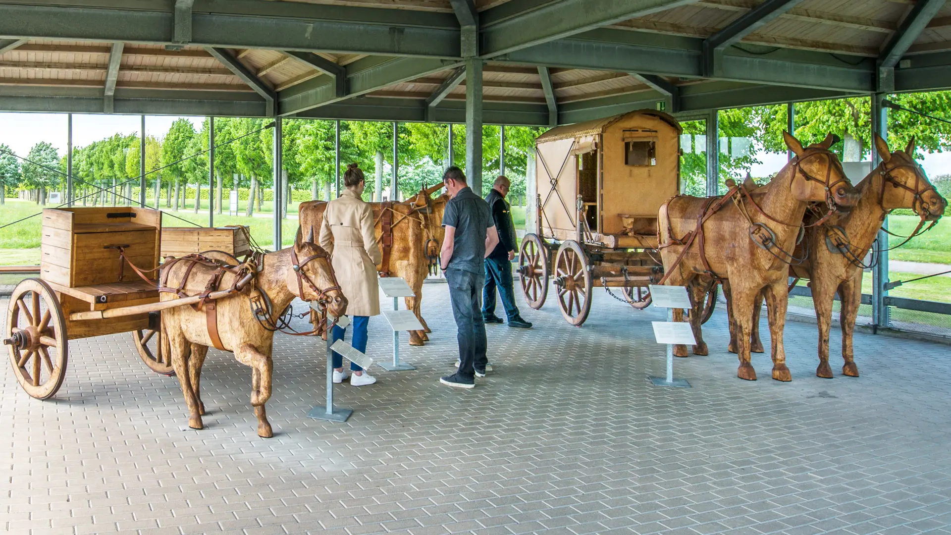 Der Limespavillon, im Hintergrund das Römermuseum