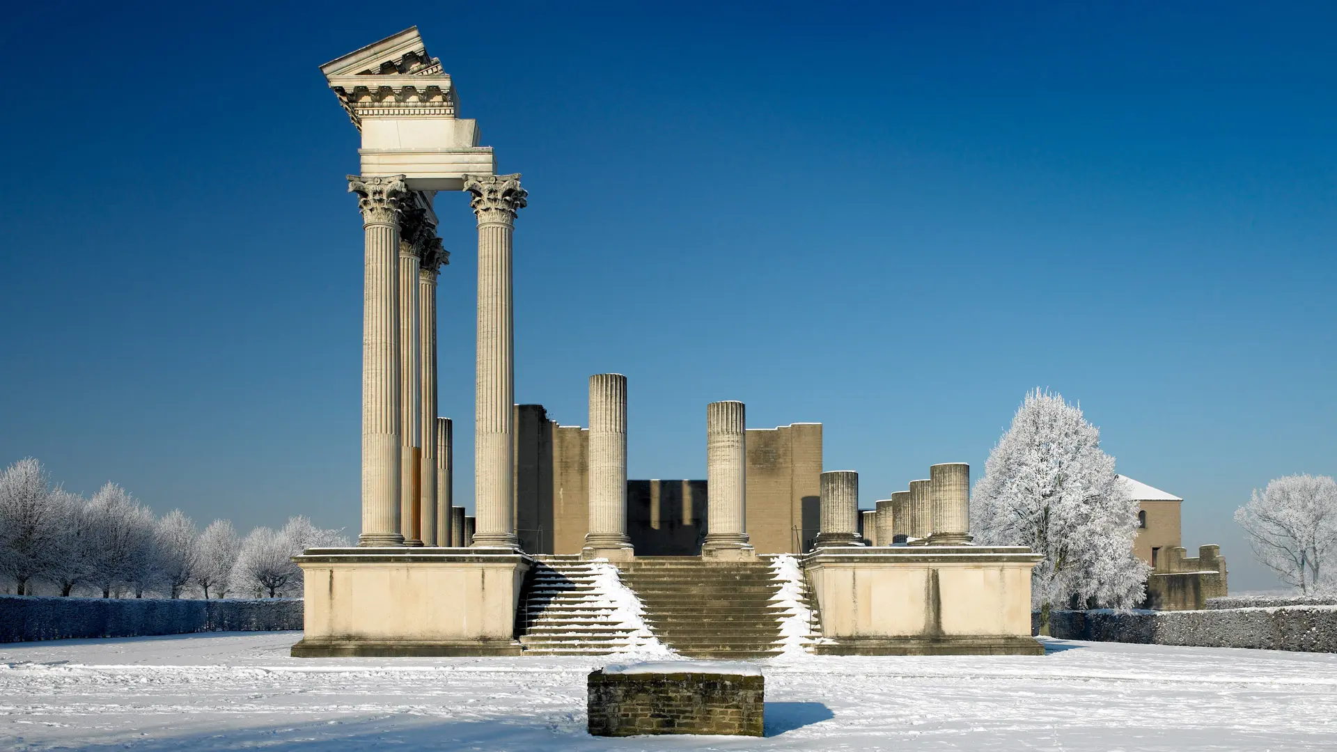 Der schneebedeckte Hafentempel von vorne, blauer Himmel 