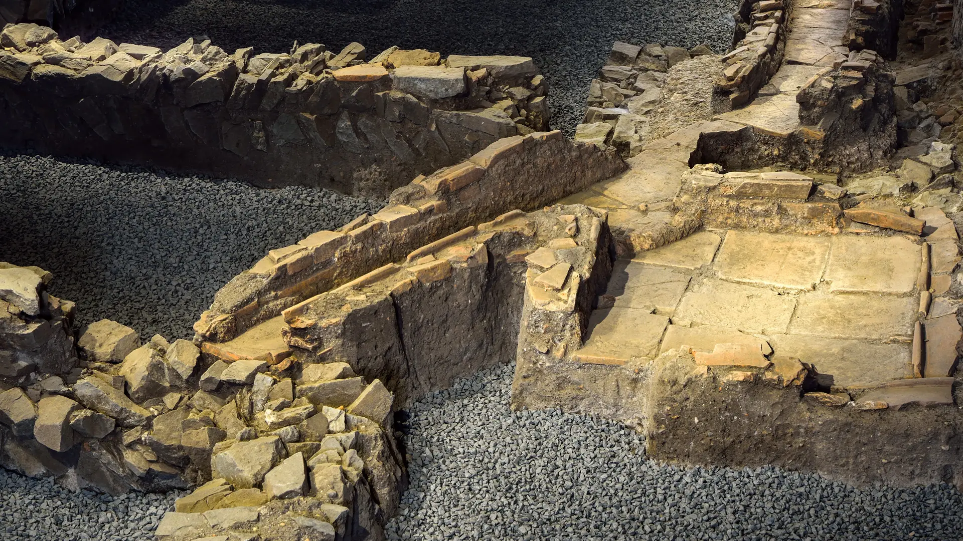 Blick entlang der Porticus der römischen Herberge im orangegelben Morgenlicht