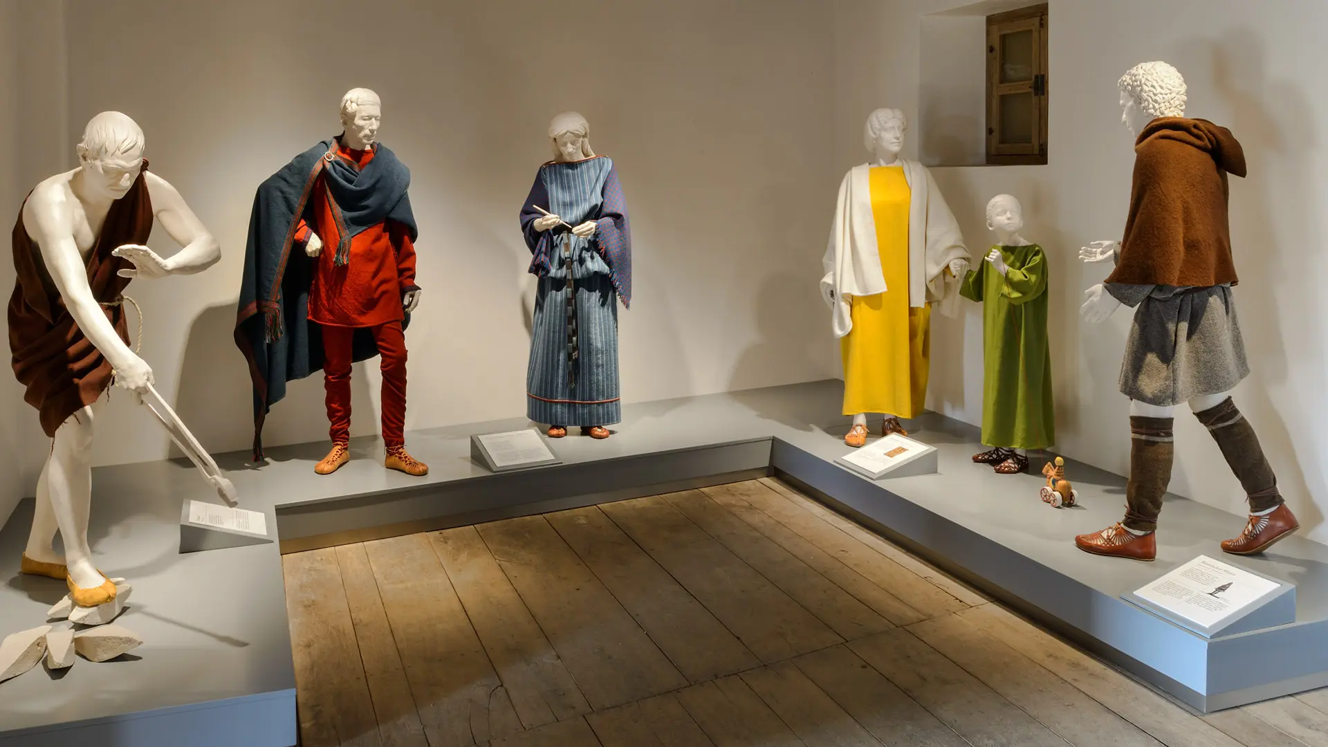 Zwei Jungs im Museum an einer Selfie-Station mit einer Traian-Maske