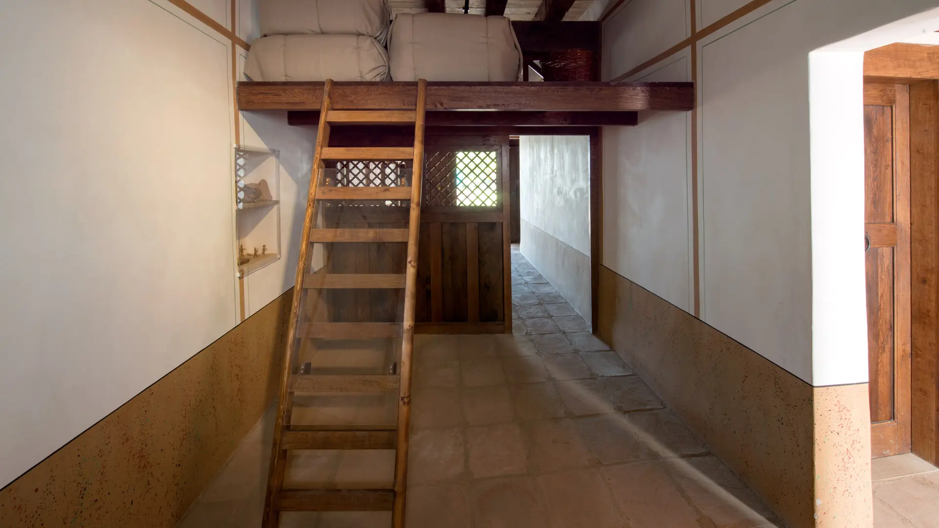 Hinterraum des Handwerkerhauses der Schmiede, Blick auf die Speichertreppe