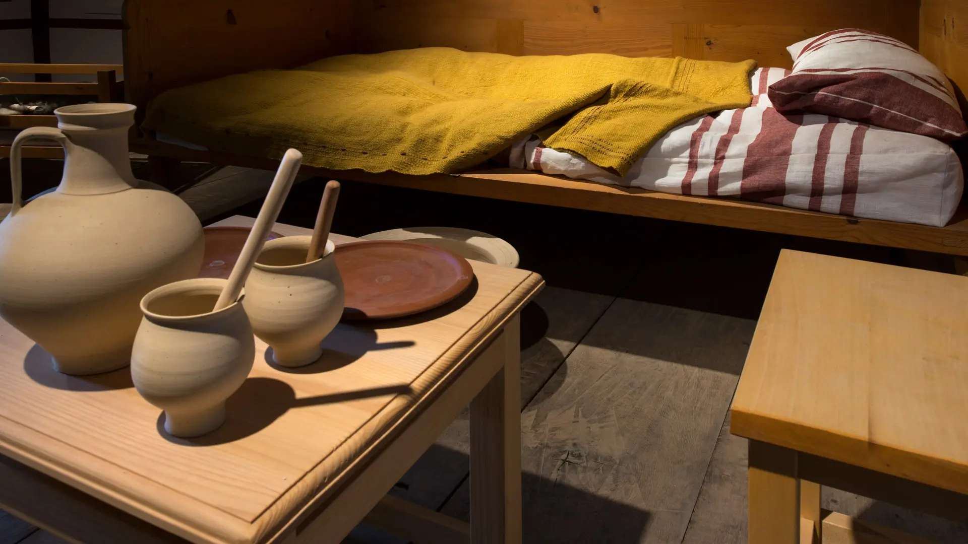 Kleines Speisesofa und Esstisch mit Krügen im mittleren Handwerkerhaus