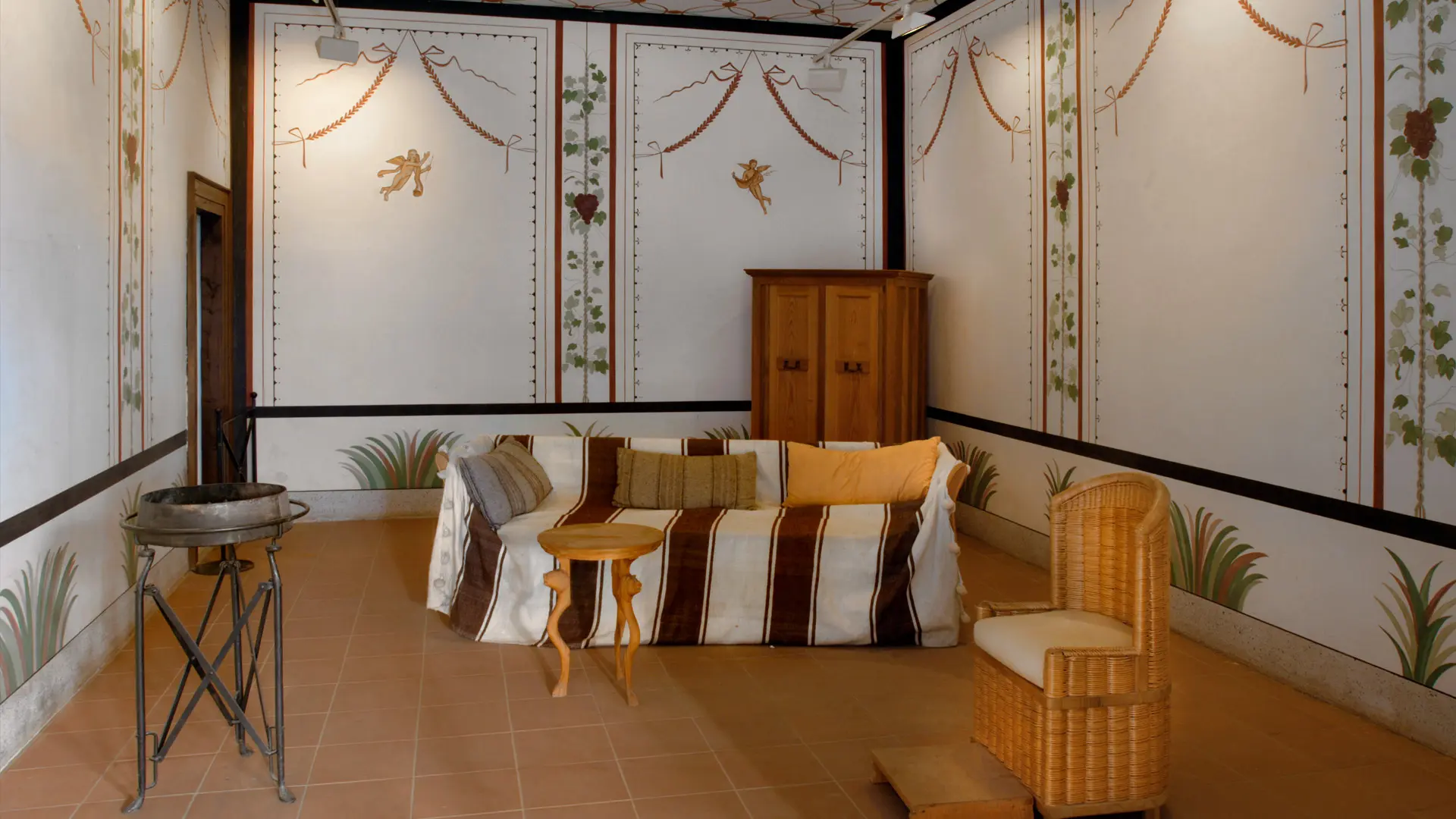 Empfangszimmer in der römischen Herberge mit Sofa, Stuhl, Dreifuß