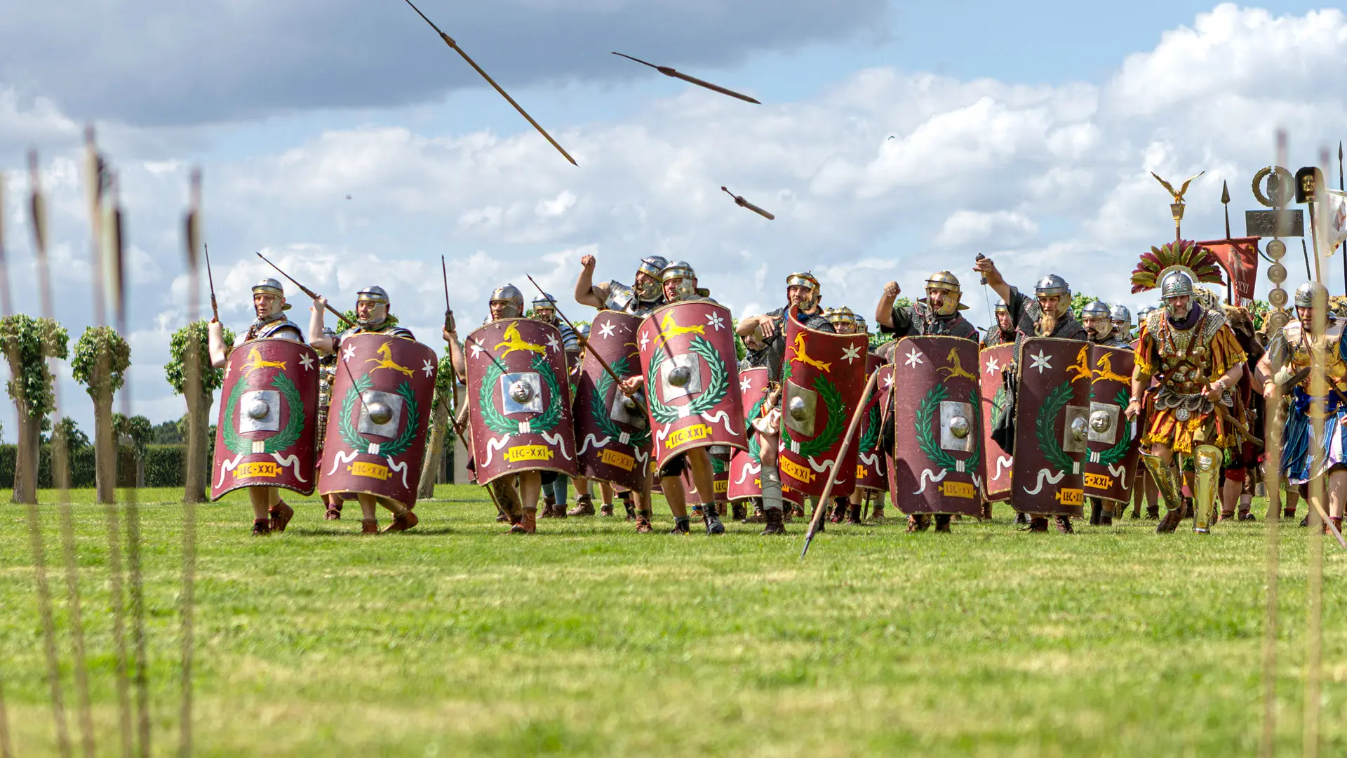 Eine große Gruppe Legionäre wirft ihre Pila