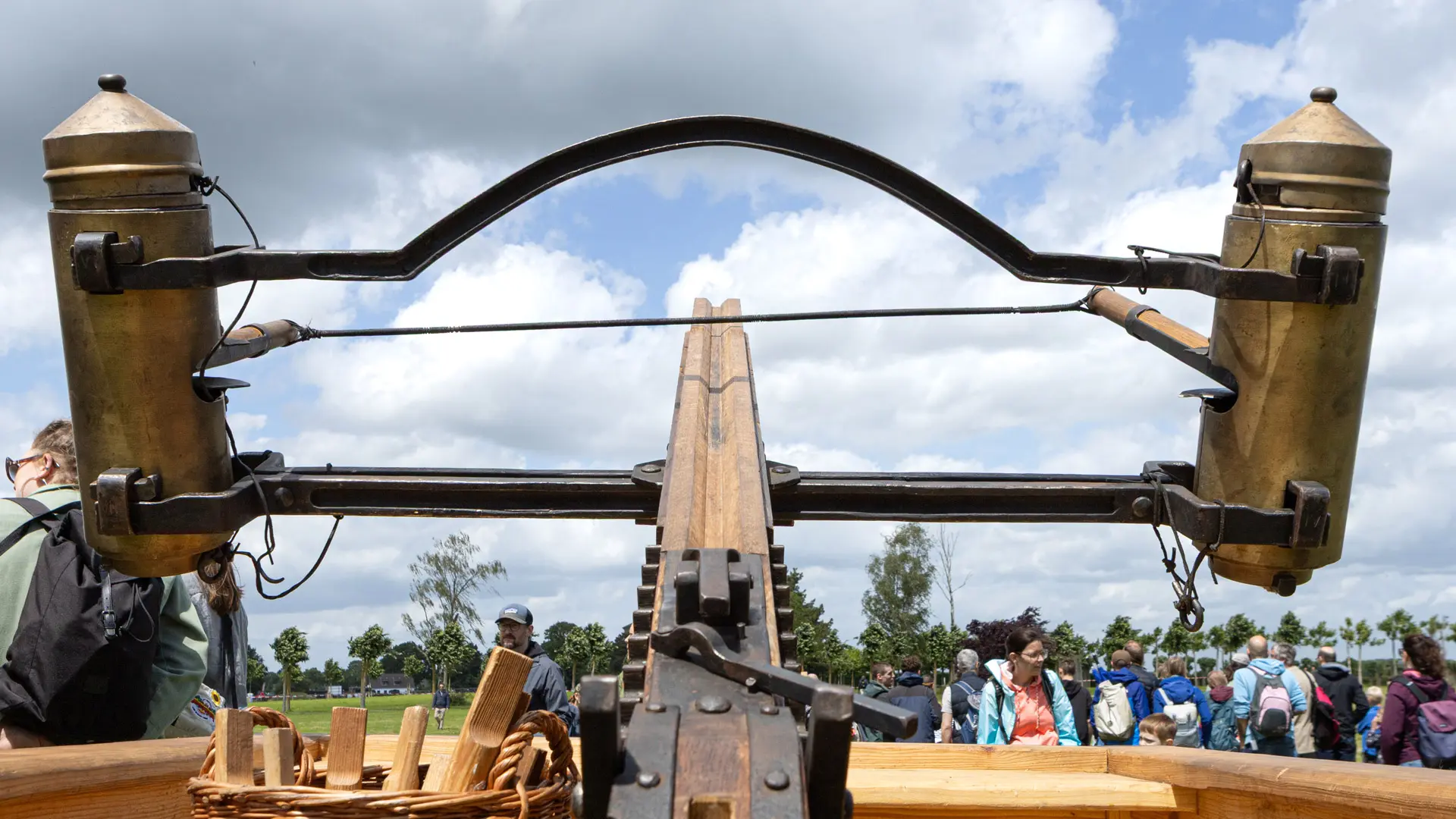 Blick über die Schussrinne einer Carruballista