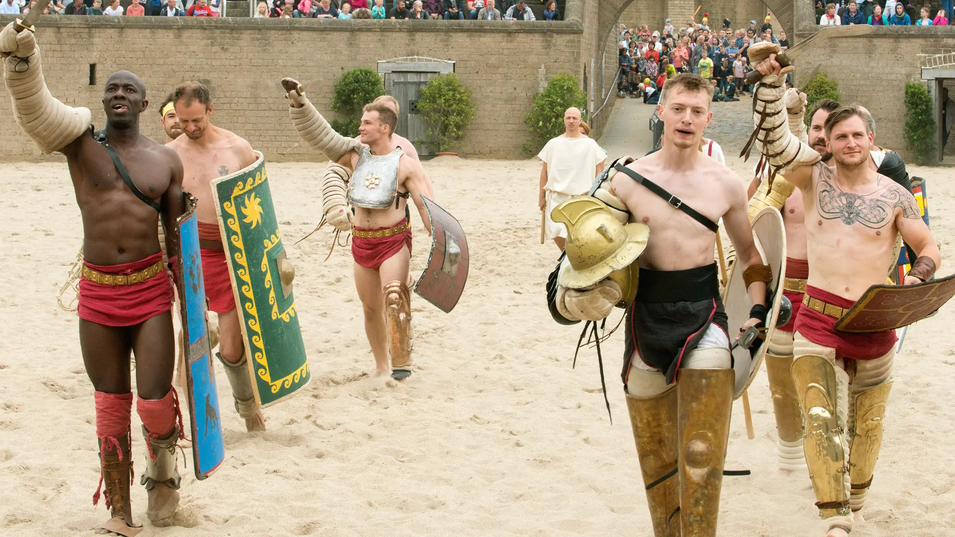 Eine Gruppe Gladiatoren zieht in die Arena ein, Blick von vorne 