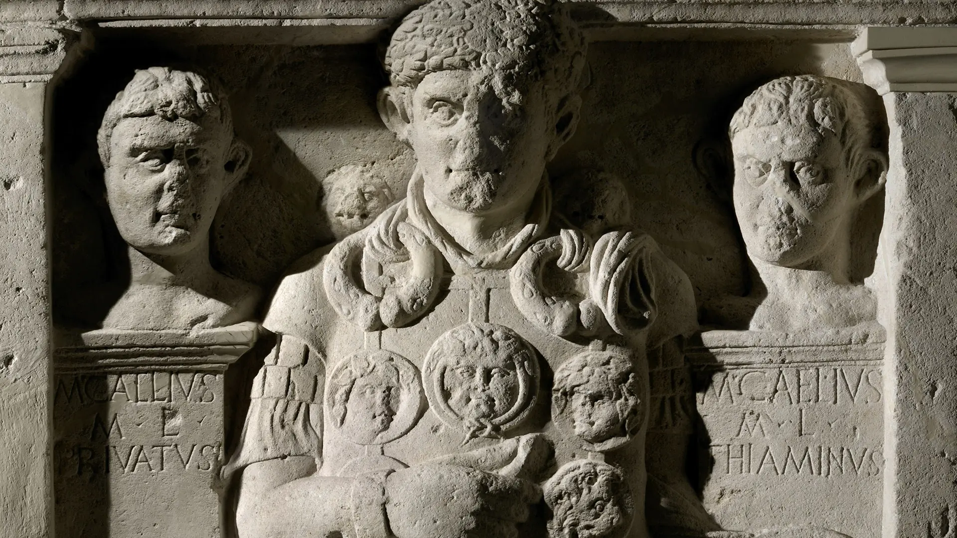 Nahaufnahme des nicht im Römermuseum befindlichen Caelius-Steins
