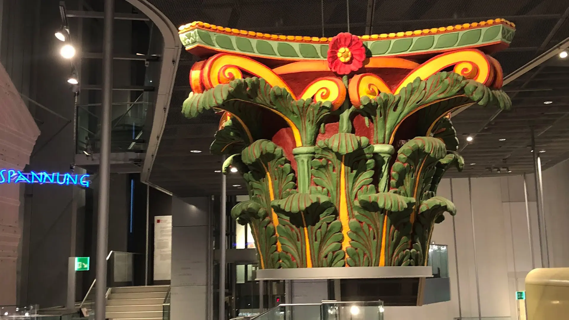 Bemaltes Modell eines Hafentempel-Kapitells in Originalgröße