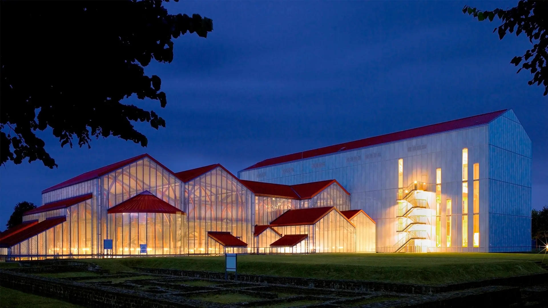 Ansicht des Museums von Westen bei Nacht -- voll beleuchtet