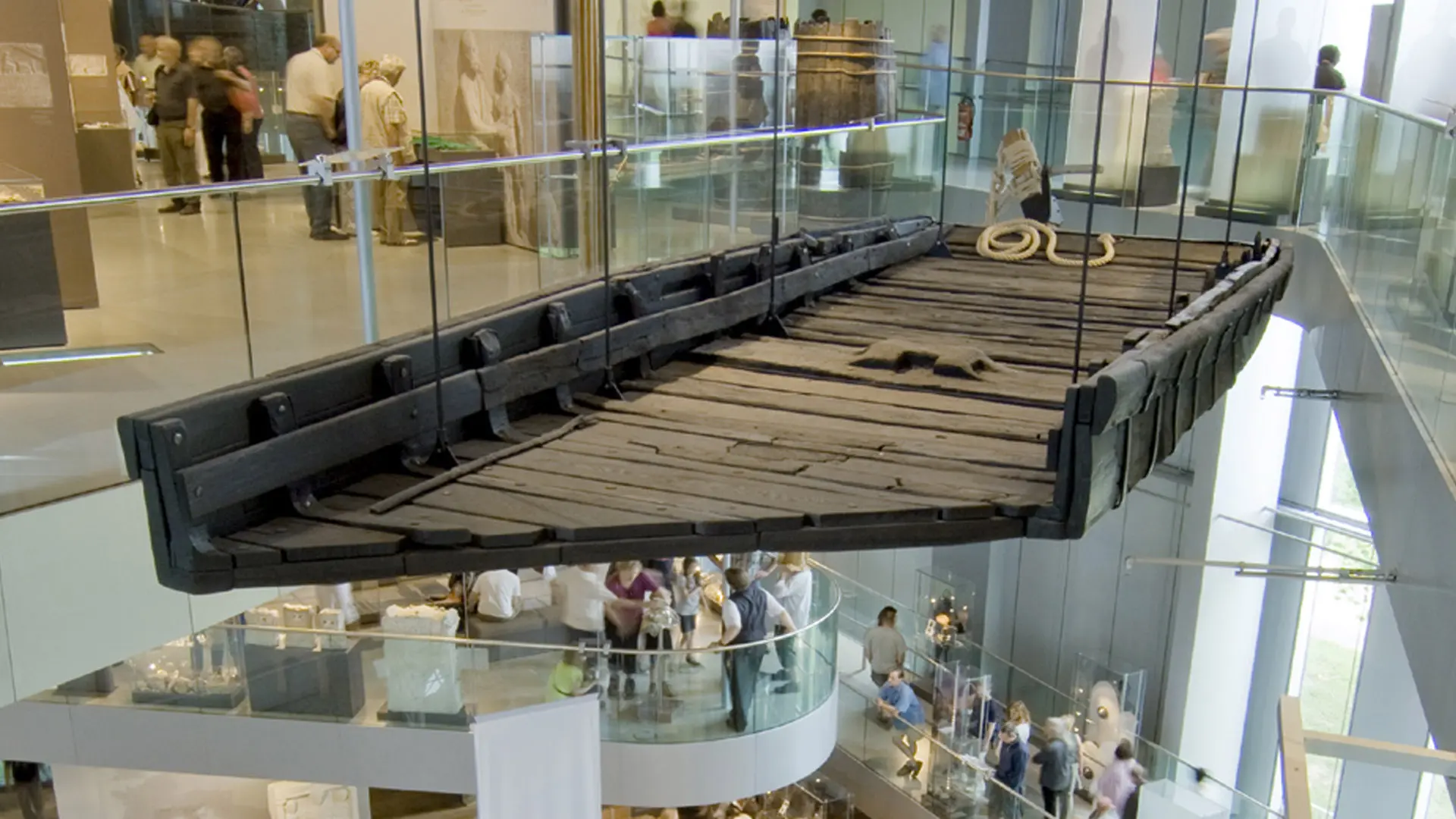 Innenaufnahme im Römermuseum: der von der Decke hängende Wardter Prahm
