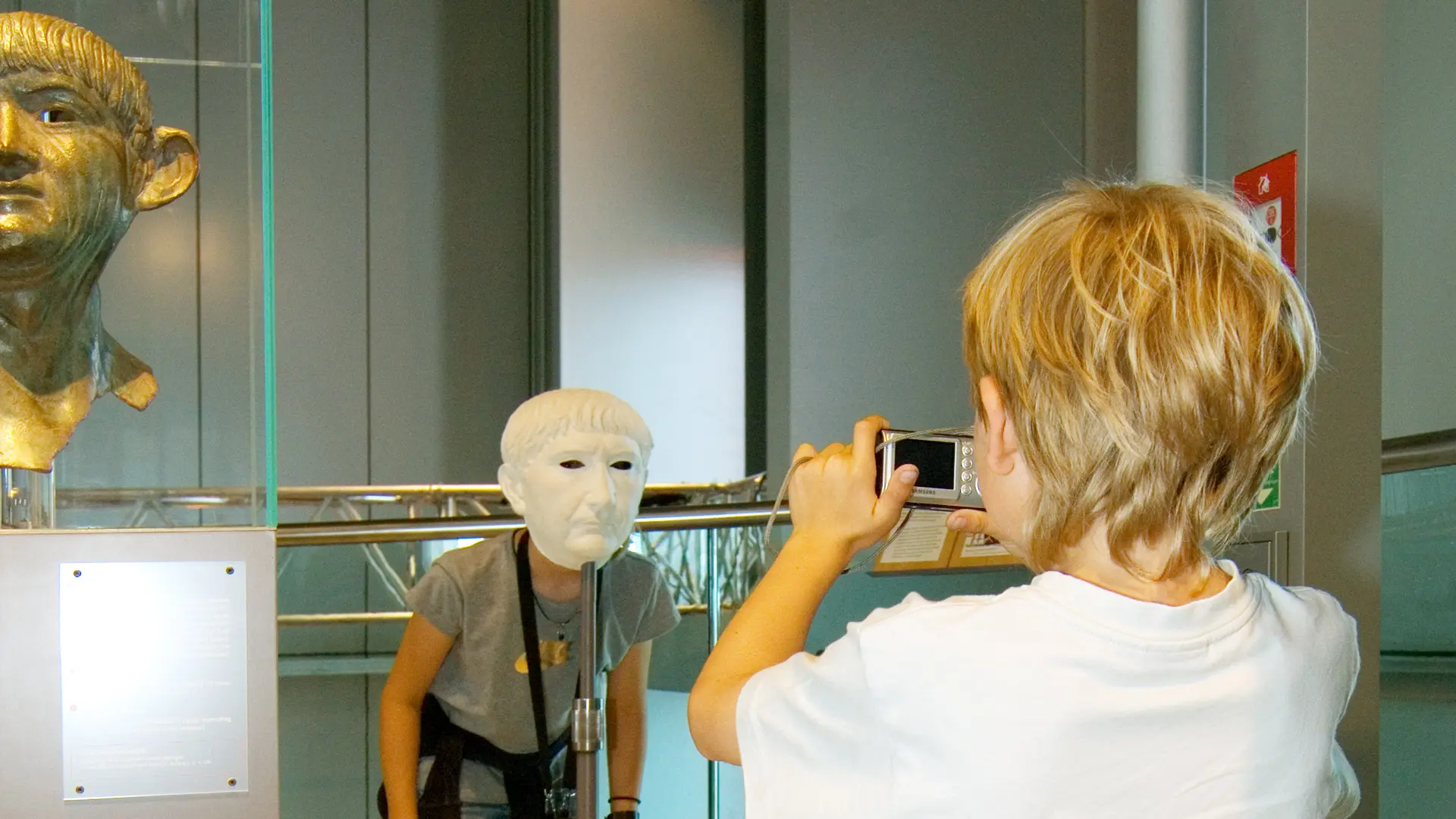 Zwei Jungs im Museum an einer Selfie-Station mit einer Traian-Maske