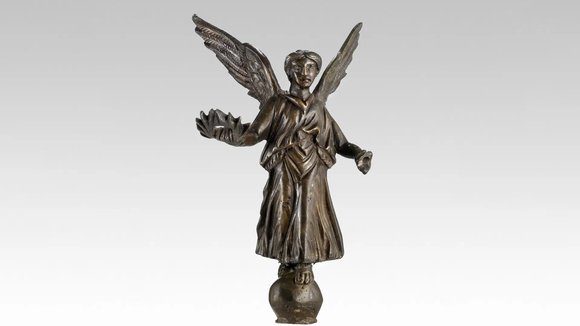 Römische Victoria-Statuette vor Grauverlauf-Hintergrund