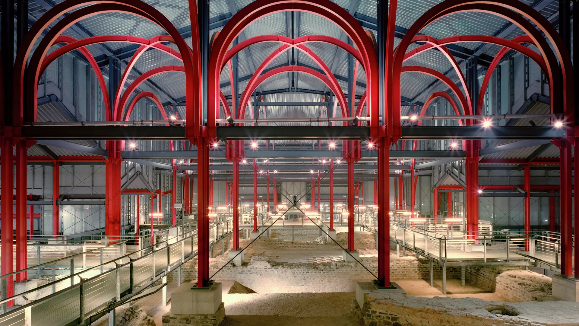 Blick auf das Römermuseum, im Vordergrund der Thermenschutzbau 