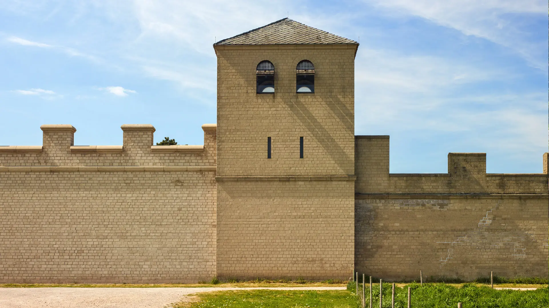 Zwei Rekonstruktionsformen der Stadtmauer mit Turm in der Mitte