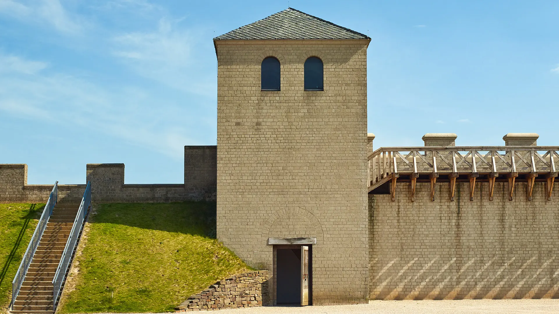 Zwei Rekonstruktionsformen der römischen Stadtmauer im LVR-APX, in der Mitte ein Turm
