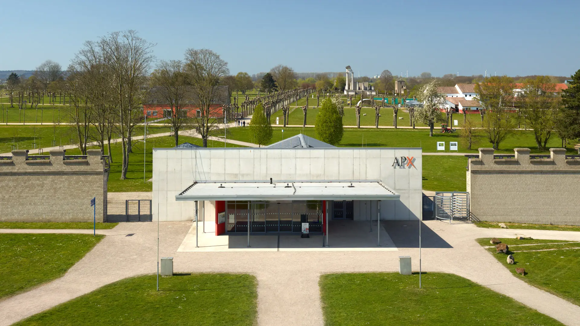 Leicht erhöhte Luftaufnahme des Südeingangs mit Blick auf Handwerkerhäuser und Hafentempel